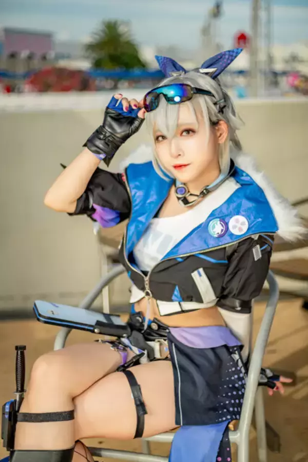 「【コスプレ】『崩壊：スターレイル』のスタイリッシュビューティー！銀狼の美女レイヤー推参【写真6枚】」の画像