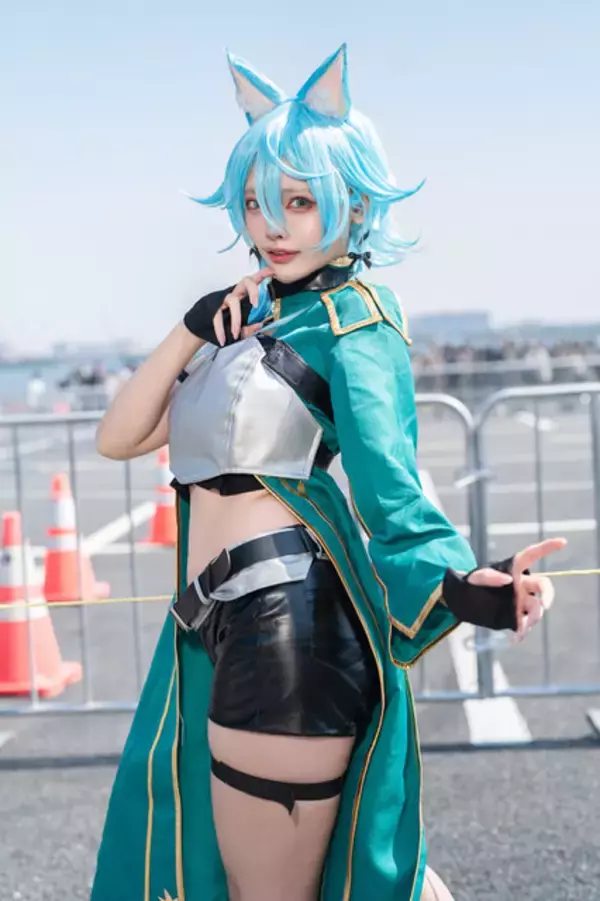 「【コスプレ】“猫耳×シノン”が反則級の可愛さ！イタズラ好きな表情で奔放なポージングを見せる美女レイヤーが最高すぎた【写真8枚】」の画像