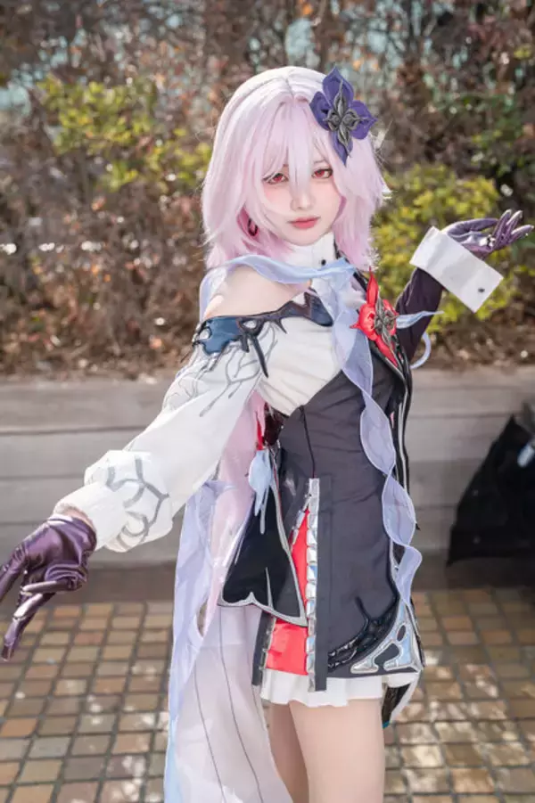 「【コスプレ】タイトなショーパンが似合う『ゼンゼロ』リシュア！イケてるギャルも参戦の「アコスタ池袋」美女レイヤー9選【写真42枚】」の画像