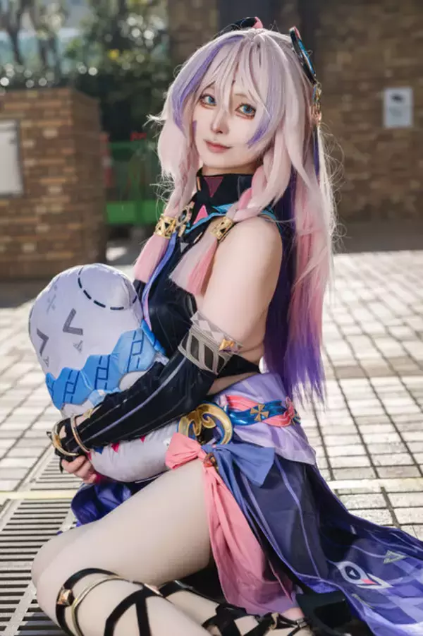 「【コスプレ】タイトなショーパンが似合う『ゼンゼロ』リシュア！イケてるギャルも参戦の「アコスタ池袋」美女レイヤー9選【写真42枚】」の画像