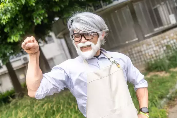 「【コスプレ】肉体派の宮崎駿監督が凛々しい！真剣な顔で持っているのはペン？それとも串…？【9枚】」の画像