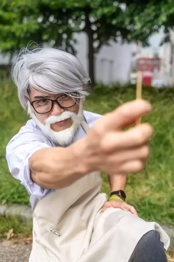 「【コスプレ】肉体派の宮崎駿監督が凛々しい！真剣な顔で持っているのはペン？それとも串…？【9枚】」の画像