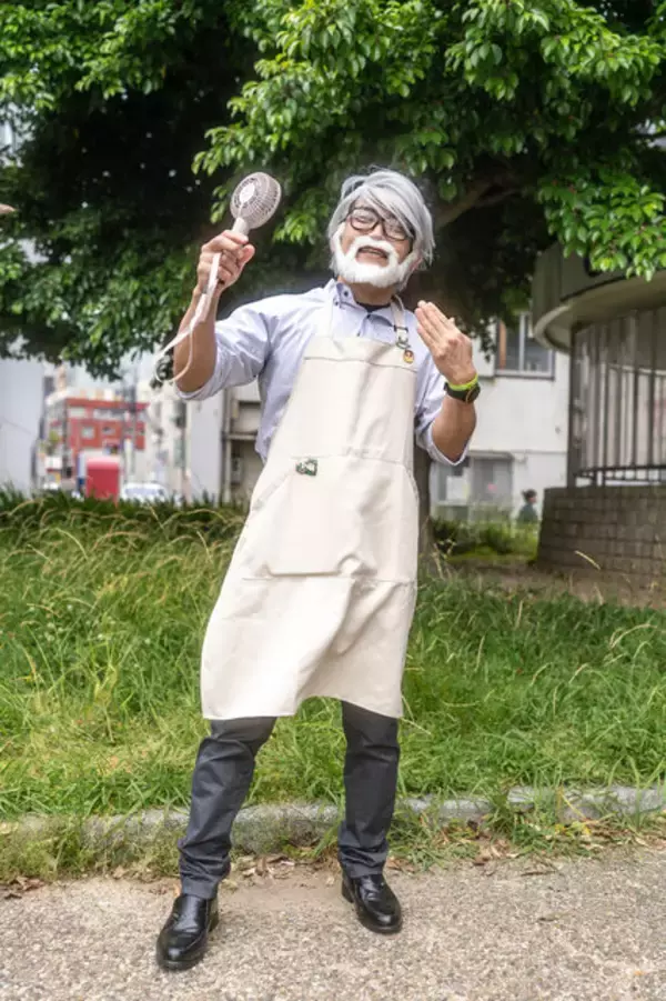 「【コスプレ】肉体派の宮崎駿監督が凛々しい！真剣な顔で持っているのはペン？それとも串…？【9枚】」の画像
