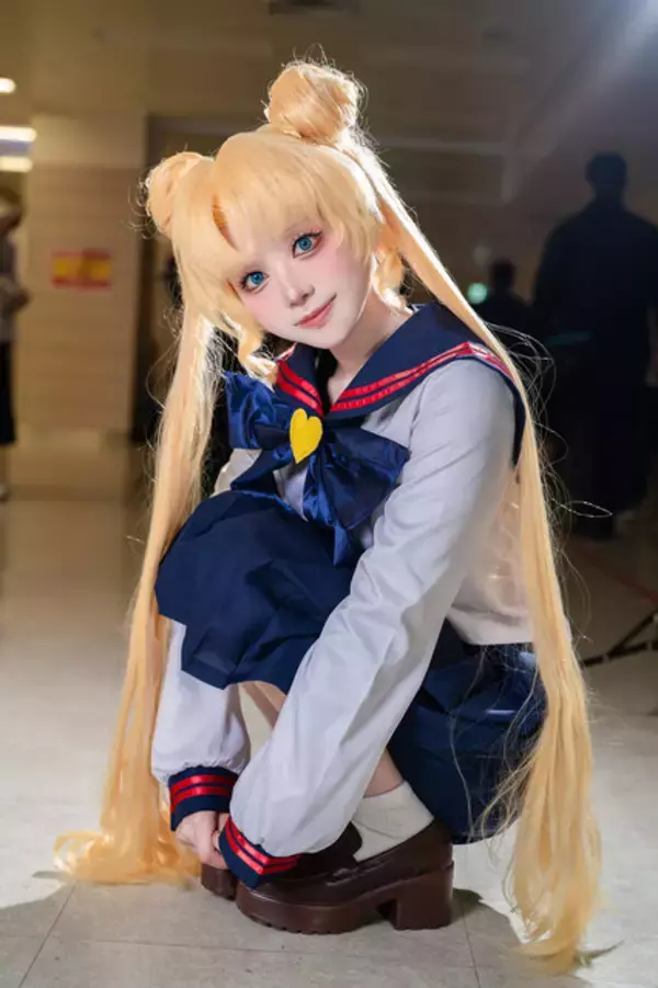 「【コスプレ】美くびれが眩しい『NIKKE』レッドフード、お団子頭が可愛い月野うさぎや『学マス』まで「アコスタ池袋」美女レイヤー9選【写真42枚】」の画像
