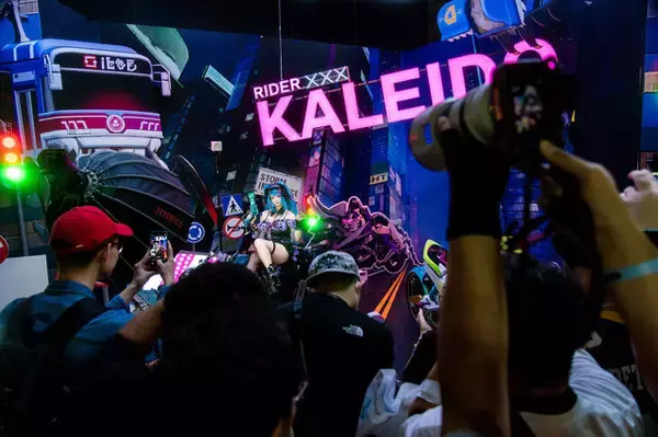 「【コスプレ】網ニーハイ×ナイスバディなライダーが可愛すぎ！『カレイドライダー』中国美女のウインクに胸キュンが止まらない【写真8枚】」の画像