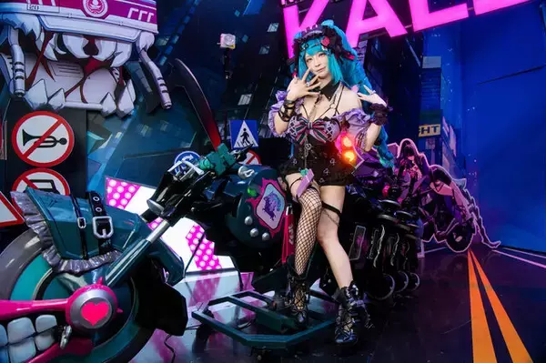 「【コスプレ】網ニーハイ×ナイスバディなライダーが可愛すぎ！『カレイドライダー』中国美女のウインクに胸キュンが止まらない【写真8枚】」の画像