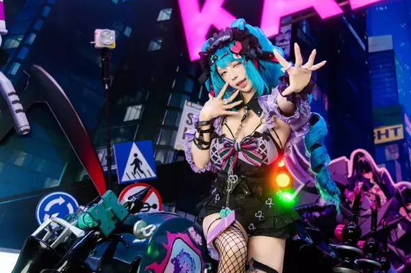 「【コスプレ】網ニーハイ×ナイスバディなライダーが可愛すぎ！『カレイドライダー』中国美女のウインクに胸キュンが止まらない【写真8枚】」の画像