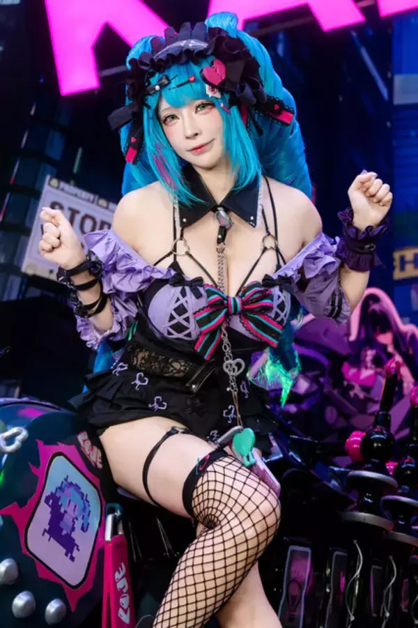 「【コスプレ】網ニーハイ×ナイスバディなライダーが可愛すぎ！『カレイドライダー』中国美女のウインクに胸キュンが止まらない【写真8枚】」の画像