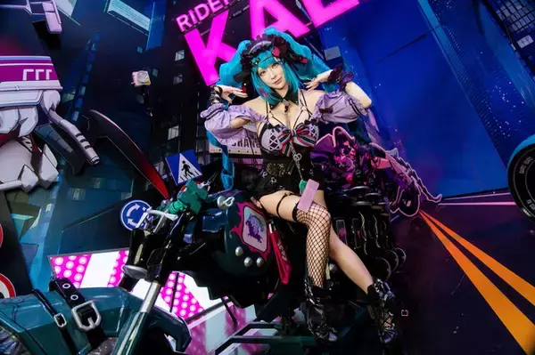 「【コスプレ】網ニーハイ×ナイスバディなライダーが可愛すぎ！『カレイドライダー』中国美女のウインクに胸キュンが止まらない【写真8枚】」の画像