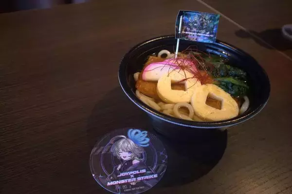 「お台場がストライカーの聖地に！コラボグッズ盛りだくさんの「ジョイポリス×モンスターストライク STRIKER FESTIVAL」レポート」の画像