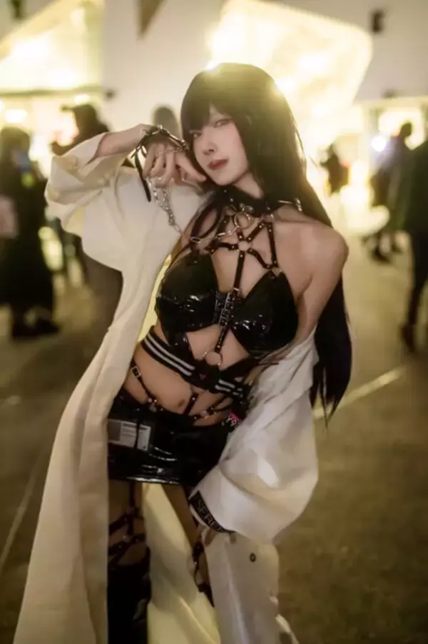 「【コスプレ】腰ほっそ！ボンテージ衣装で際立つスタイルを魅せる、香港美女の『NIKKE』ミハラの美貌にやられた【写真7枚】」の画像