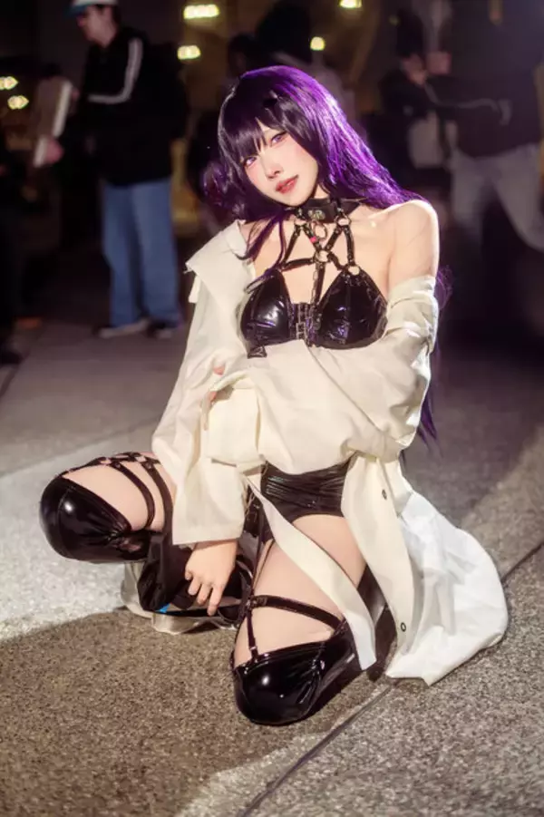 「【コスプレ】腰ほっそ！ボンテージ衣装で際立つスタイルを魅せる、香港美女の『NIKKE』ミハラの美貌にやられた【写真7枚】」の画像