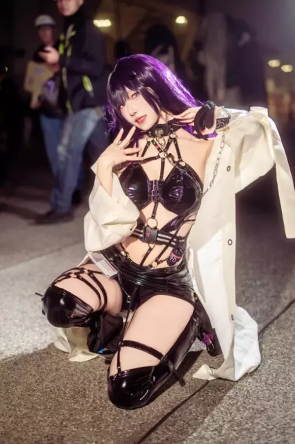 「【コスプレ】腰ほっそ！ボンテージ衣装で際立つスタイルを魅せる、香港美女の『NIKKE』ミハラの美貌にやられた【写真7枚】」の画像