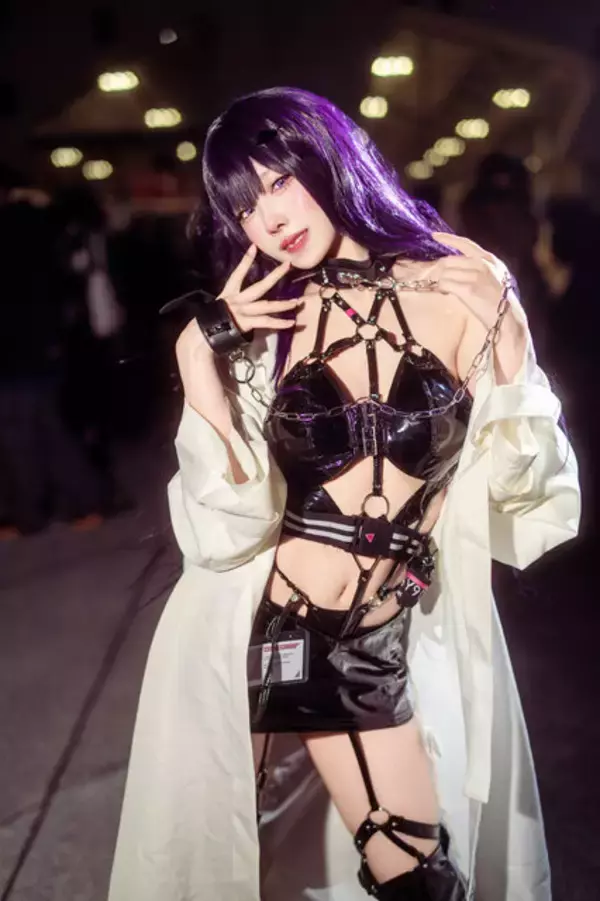 「【コスプレ】腰ほっそ！ボンテージ衣装で際立つスタイルを魅せる、香港美女の『NIKKE』ミハラの美貌にやられた【写真7枚】」の画像