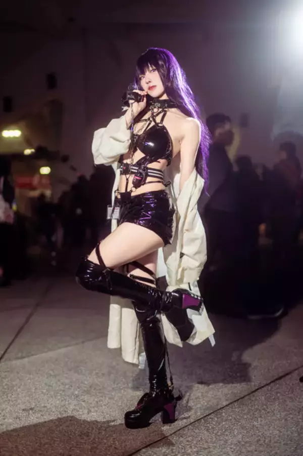 「【コスプレ】腰ほっそ！ボンテージ衣装で際立つスタイルを魅せる、香港美女の『NIKKE』ミハラの美貌にやられた【写真7枚】」の画像