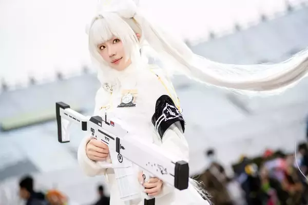 【コスプレ】チラリと覗くおなか×舌ペロポーズも可愛すぎ！香港美女の『NIKKE』ブランの透明感あふれる笑顔に見惚れる【写真8枚】