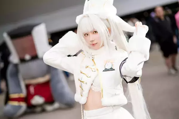 「【コスプレ】チラリと覗くおなか×舌ペロポーズも可愛すぎ！香港美女の『NIKKE』ブランの透明感あふれる笑顔に見惚れる【写真8枚】」の画像