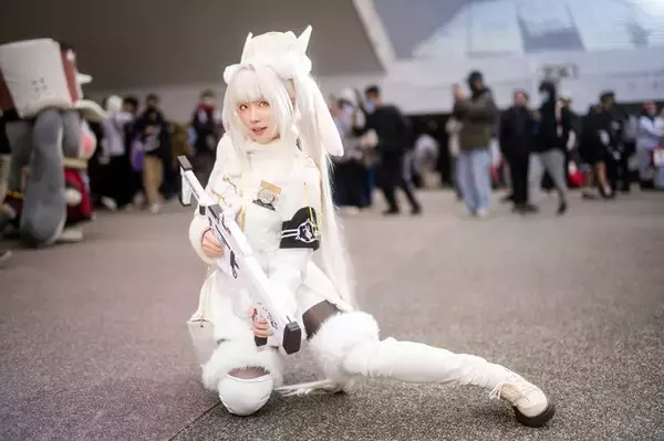 「【コスプレ】チラリと覗くおなか×舌ペロポーズも可愛すぎ！香港美女の『NIKKE』ブランの透明感あふれる笑顔に見惚れる【写真8枚】」の画像
