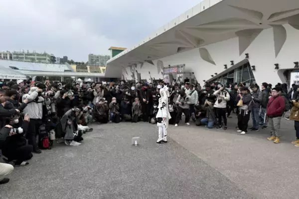 「【コスプレ】チラリと覗くおなか×舌ペロポーズも可愛すぎ！香港美女の『NIKKE』ブランの透明感あふれる笑顔に見惚れる【写真8枚】」の画像
