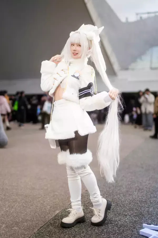 「【コスプレ】チラリと覗くおなか×舌ペロポーズも可愛すぎ！香港美女の『NIKKE』ブランの透明感あふれる笑顔に見惚れる【写真8枚】」の画像