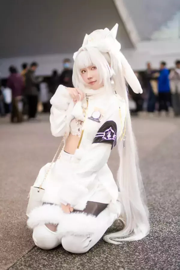「【コスプレ】チラリと覗くおなか×舌ペロポーズも可愛すぎ！香港美女の『NIKKE』ブランの透明感あふれる笑顔に見惚れる【写真8枚】」の画像