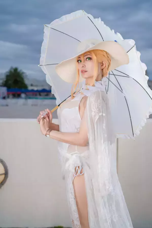 「【コスプレ】ラグコスに現れた『FGO』アルトリアの貴婦人然とした佇まいが優雅で美しい！注目レイヤー・絵夢【写真9枚】」の画像