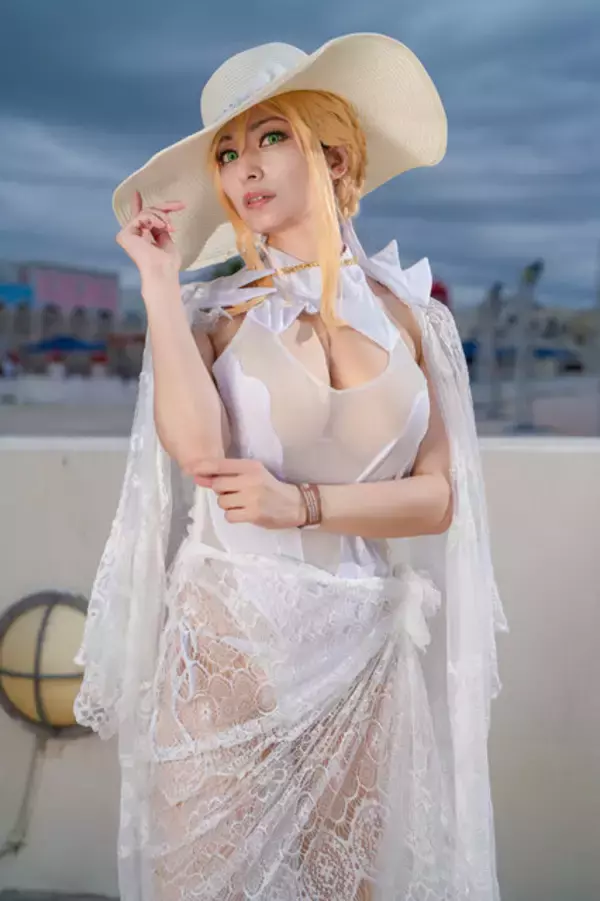 「【コスプレ】ラグコスに現れた『FGO』アルトリアの貴婦人然とした佇まいが優雅で美しい！注目レイヤー・絵夢【写真9枚】」の画像