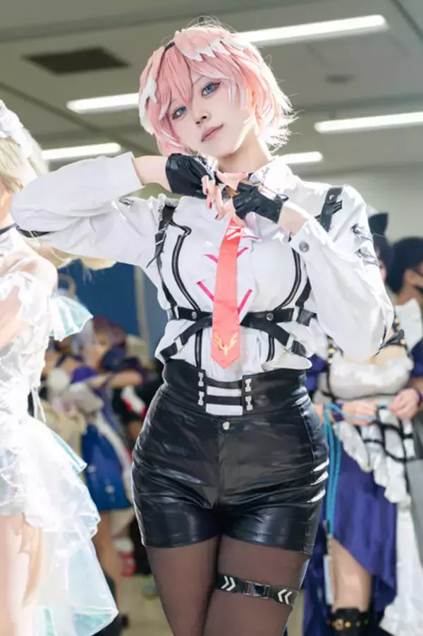 「【コスプレ】メリハリあるヒップに黒ストッキングの美脚はまさにリアル「鷹嶺ルイ」！鍛えた体幹が可能にするポージングも必見【写真9枚】」の画像