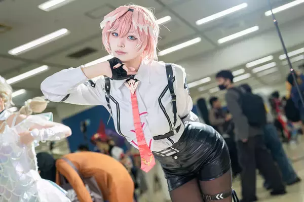 「【コスプレ】メリハリあるヒップに黒ストッキングの美脚はまさにリアル「鷹嶺ルイ」！鍛えた体幹が可能にするポージングも必見【写真9枚】」の画像