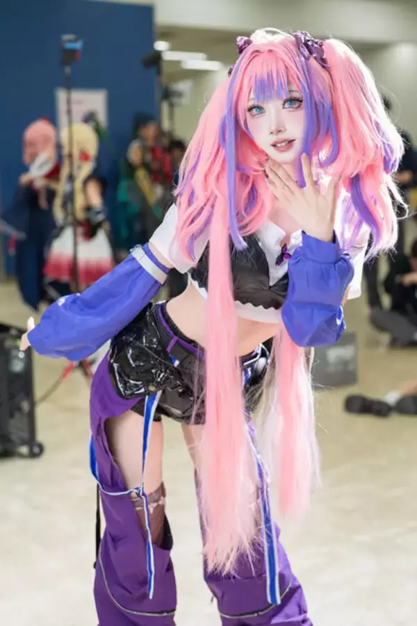 「【コスプレ】キラキラ瞳のギャルメイクにツインテールが可愛い！ホロライブ「綺々羅々ヴィヴィ」のへそ出し衣装が似合う美女レイヤー【写真9枚】」の画像