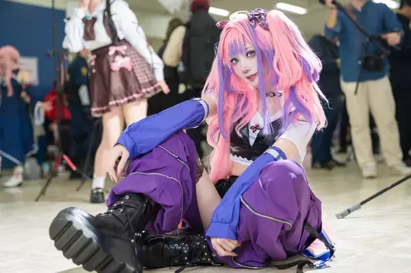 「【コスプレ】キラキラ瞳のギャルメイクにツインテールが可愛い！ホロライブ「綺々羅々ヴィヴィ」のへそ出し衣装が似合う美女レイヤー【写真9枚】」の画像