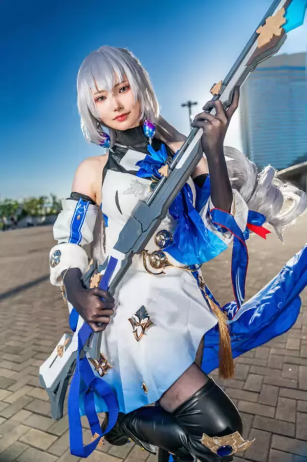 「【コスプレ】『崩壊：スターレイル』ブローニャが狙い撃ち！優雅な立ち姿が絵になる美女レイヤー【写真6枚】」の画像