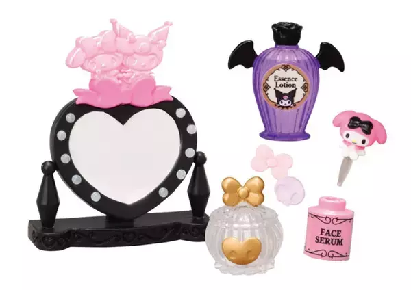 「マイメロディとクロミが“スウィート＆ゴシック”にメイクアップ！可愛い家具やコスメグッズなどフィギュアセット全8種」の画像