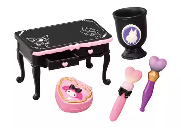 「マイメロディとクロミが“スウィート＆ゴシック”にメイクアップ！可愛い家具やコスメグッズなどフィギュアセット全8種」の画像