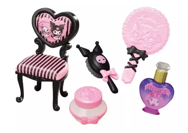 「マイメロディとクロミが“スウィート＆ゴシック”にメイクアップ！可愛い家具やコスメグッズなどフィギュアセット全8種」の画像