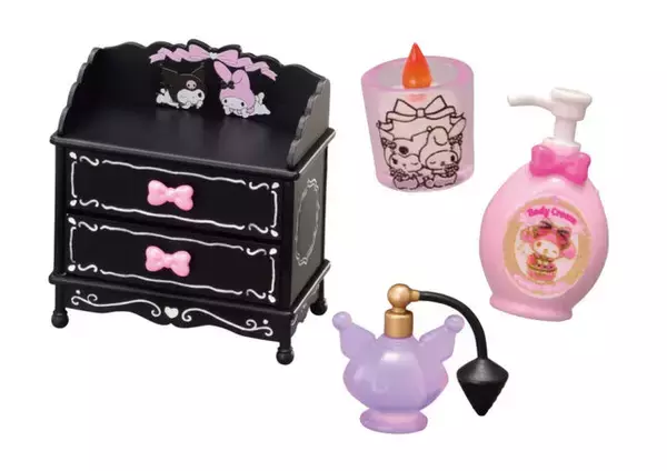 「マイメロディとクロミが“スウィート＆ゴシック”にメイクアップ！可愛い家具やコスメグッズなどフィギュアセット全8種」の画像