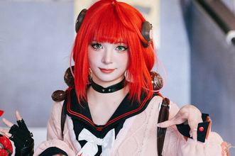 【コスプレ】吸い込まれそうな瞳が美しすぎるミニスカ制服美女！『ゼンゼロ』柚葉が美脚×絶対領域で魅了する【台北ゲームショウ2026】