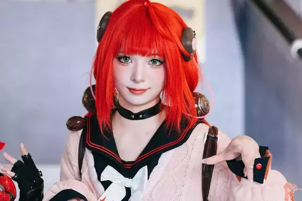 【コスプレ】吸い込まれそうな瞳が美しすぎるミニスカ制服美女！『ゼンゼロ』柚葉が美脚×絶対領域で魅了する【台北ゲームショウ2026】