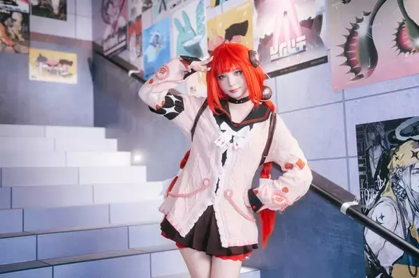 「【コスプレ】吸い込まれそうな瞳が美しすぎるミニスカ制服美女！『ゼンゼロ』柚葉が美脚×絶対領域で魅了する【台北ゲームショウ2026】」の画像