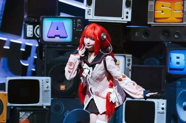 「【コスプレ】吸い込まれそうな瞳が美しすぎるミニスカ制服美女！『ゼンゼロ』柚葉が美脚×絶対領域で魅了する【台北ゲームショウ2026】」の画像