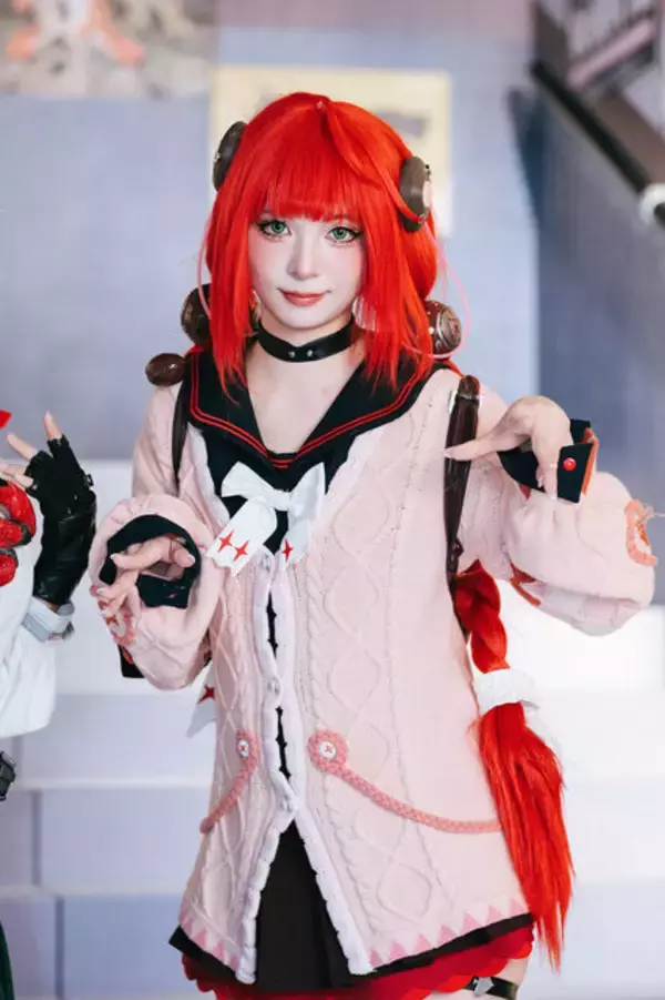 「【コスプレ】吸い込まれそうな瞳が美しすぎるミニスカ制服美女！『ゼンゼロ』柚葉が美脚×絶対領域で魅了する【台北ゲームショウ2026】」の画像