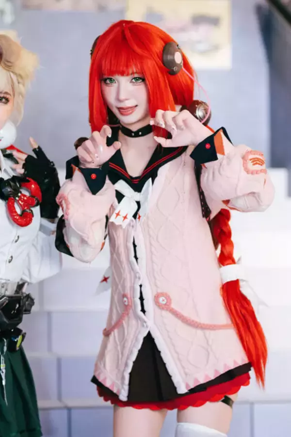 「【コスプレ】吸い込まれそうな瞳が美しすぎるミニスカ制服美女！『ゼンゼロ』柚葉が美脚×絶対領域で魅了する【台北ゲームショウ2026】」の画像