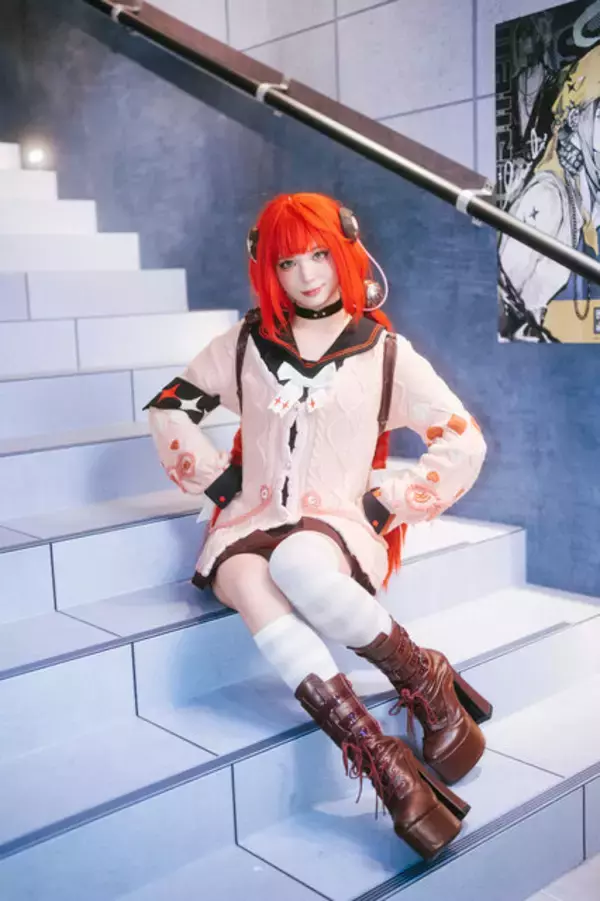 「【コスプレ】吸い込まれそうな瞳が美しすぎるミニスカ制服美女！『ゼンゼロ』柚葉が美脚×絶対領域で魅了する【台北ゲームショウ2026】」の画像