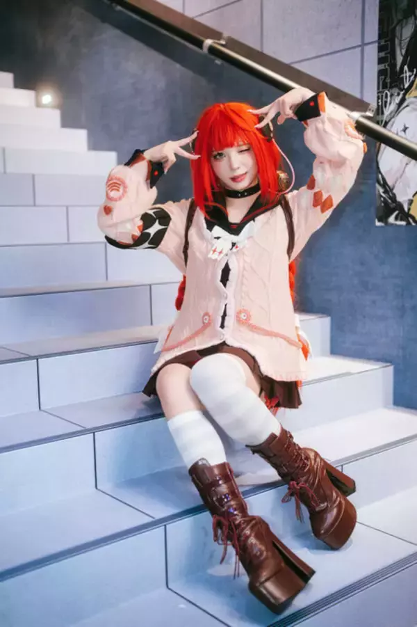 「【コスプレ】吸い込まれそうな瞳が美しすぎるミニスカ制服美女！『ゼンゼロ』柚葉が美脚×絶対領域で魅了する【台北ゲームショウ2026】」の画像