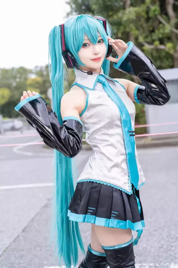 「【コスプレ】ミクにリリエル、エミリアにトワ様が「ニコニコ超会議2025」に勢揃い！天使な美女レイヤー9選【写真42枚】」の画像