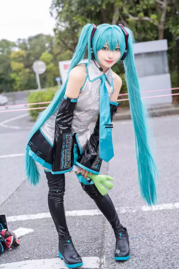 「【コスプレ】ミクにリリエル、エミリアにトワ様が「ニコニコ超会議2025」に勢揃い！天使な美女レイヤー9選【写真42枚】」の画像