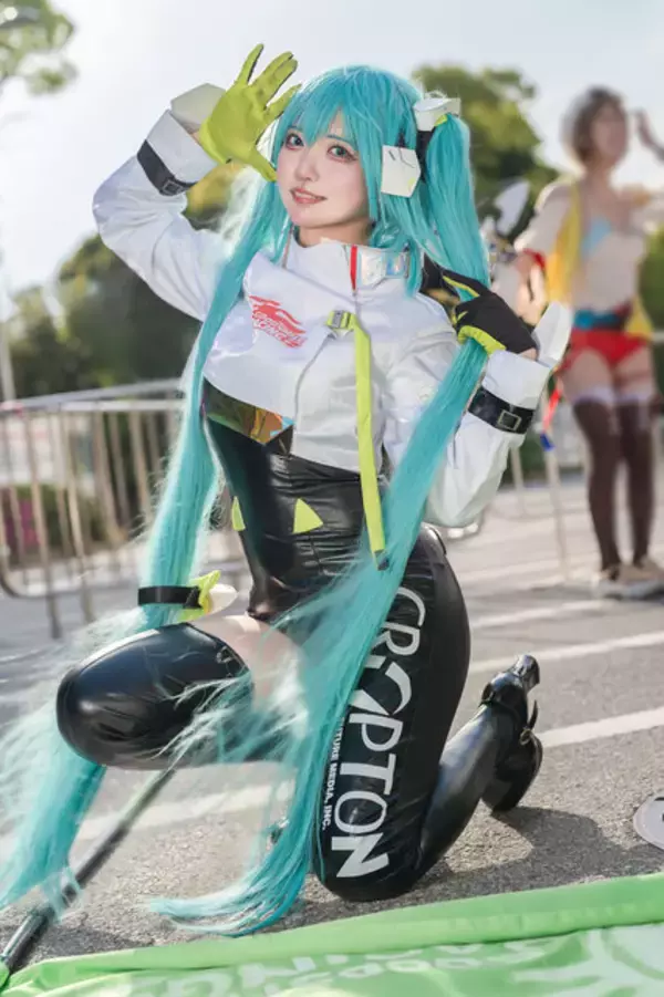 「【コスプレ】ミクにリリエル、エミリアにトワ様が「ニコニコ超会議2025」に勢揃い！天使な美女レイヤー9選【写真42枚】」の画像