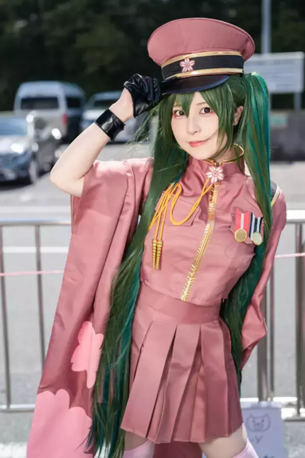 「【コスプレ】ミクにリリエル、エミリアにトワ様が「ニコニコ超会議2025」に勢揃い！天使な美女レイヤー9選【写真42枚】」の画像