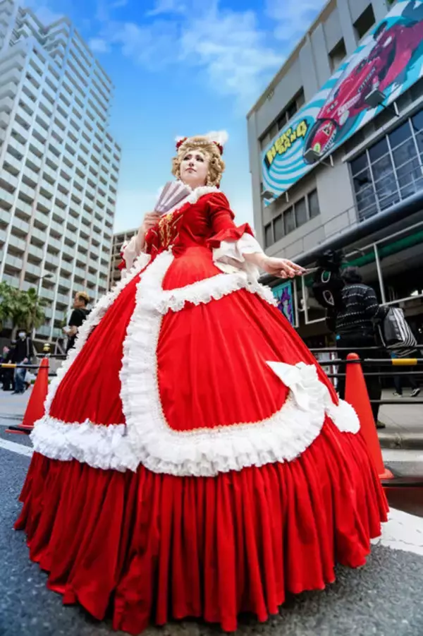 「【コスプレ】大阪から歩いて来たマリー・アントワネットがクオリティ高すぎ！45歳の初心者レイヤーって嘘でしょ？【写真8枚】」の画像