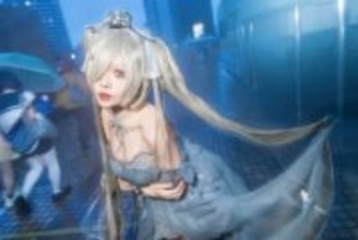 【コスプレ】雨の中、美スタイルで舞い踊る姿が幻想的！長崎レイヤーの『NIKKE』シンデレラの曲線美が圧巻のオーラを放つ【写真8枚】